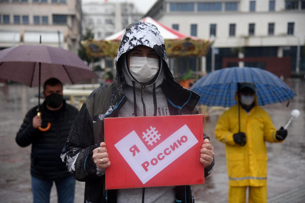 <p>Okupljeni su nosili transparente sa porukama "Sloboda za Navaljnog", "Rusija ubija", "Tribunal za Putina", "Nešto je trulo u državi Rusiji" u znak protesta zbog hapšenja ruskog opozicionara</p>