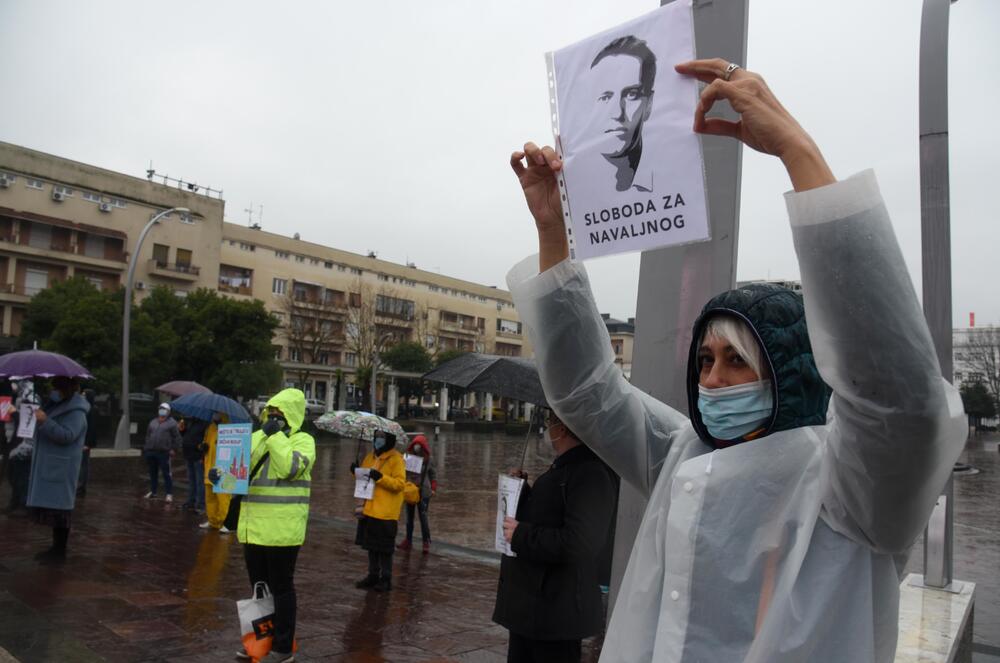 <p>Okupljeni su nosili transparente sa porukama "Sloboda za Navaljnog", "Rusija ubija", "Tribunal za Putina", "Nešto je trulo u državi Rusiji" u znak protesta zbog hapšenja ruskog opozicionara</p>