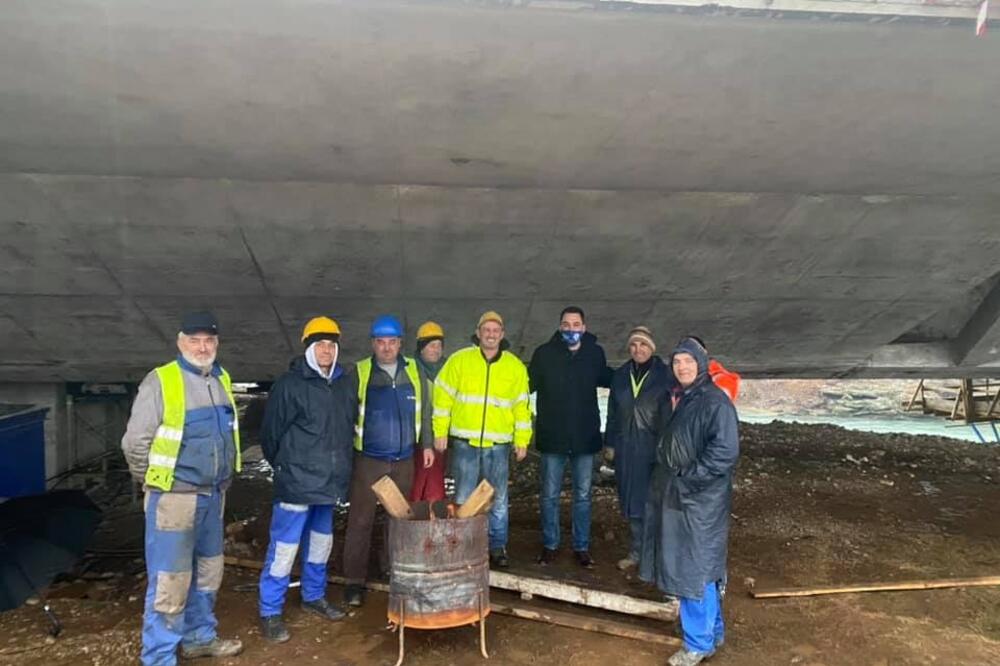 Ivan Vuković sa radnicima, Foto: Fejsbuk