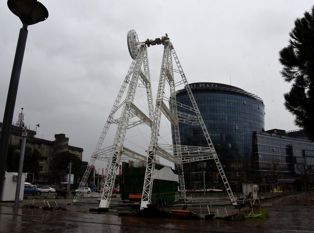 <p>U toku su radovi montiranja panoramskog točka na trgu Svetog Petra Cetinjskog u Podgorici. Točak će biti visok 40 metara, i kako su kazali iz Glavnog grada, biće jedan od najvećih u ovom dijelu Evrope. "Posjetioci će biti u prilici da iz zatvorenih kabina tokom vožnje koja će trajati oko 90 sekundi uživaju u pogledu na Podgoricu", saošteno je iz Glavnog grada. Panoramski točak će biti kapaciteta za 250 osoba. ​</p>