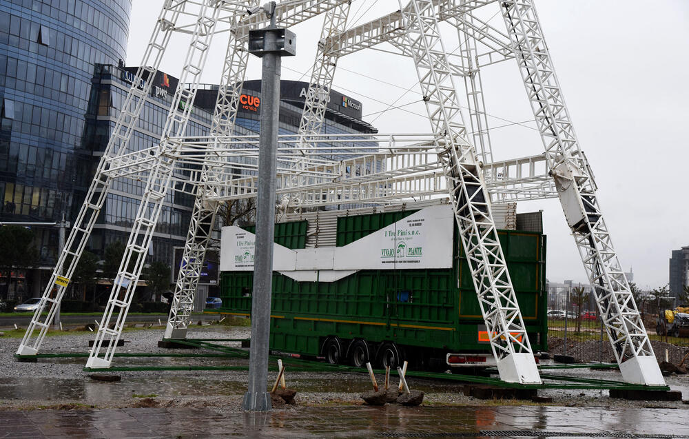 <p>U toku su radovi montiranja panoramskog točka na trgu Svetog Petra Cetinjskog u Podgorici. Točak će biti visok 40 metara, i kako su kazali iz Glavnog grada, biće jedan od najvećih u ovom dijelu Evrope. "Posjetioci će biti u prilici da iz zatvorenih kabina tokom vožnje koja će trajati oko 90 sekundi uživaju u pogledu na Podgoricu", saošteno je iz Glavnog grada. Panoramski točak će biti kapaciteta za 250 osoba. ​</p>