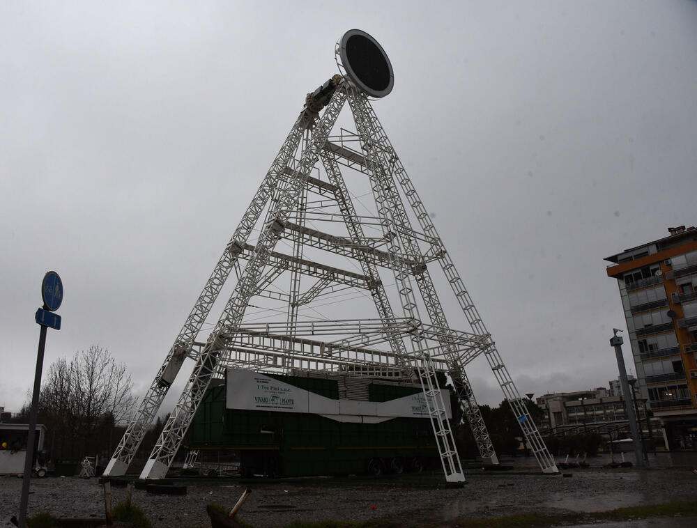 <p>U toku su radovi montiranja panoramskog točka na trgu Svetog Petra Cetinjskog u Podgorici. Točak će biti visok 40 metara, i kako su kazali iz Glavnog grada, biće jedan od najvećih u ovom dijelu Evrope. "Posjetioci će biti u prilici da iz zatvorenih kabina tokom vožnje koja će trajati oko 90 sekundi uživaju u pogledu na Podgoricu", saošteno je iz Glavnog grada. Panoramski točak će biti kapaciteta za 250 osoba. ​</p>