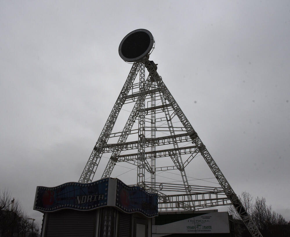 <p>U toku su radovi montiranja panoramskog točka na trgu Svetog Petra Cetinjskog u Podgorici. Točak će biti visok 40 metara, i kako su kazali iz Glavnog grada, biće jedan od najvećih u ovom dijelu Evrope. "Posjetioci će biti u prilici da iz zatvorenih kabina tokom vožnje koja će trajati oko 90 sekundi uživaju u pogledu na Podgoricu", saošteno je iz Glavnog grada. Panoramski točak će biti kapaciteta za 250 osoba. ​</p>