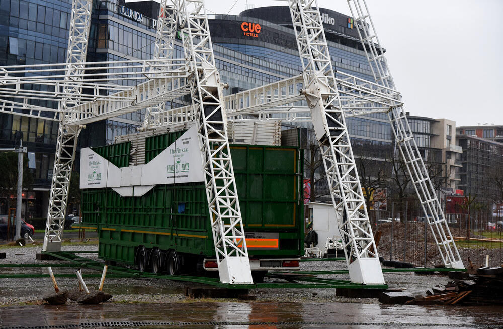 <p>U toku su radovi montiranja panoramskog točka na trgu Svetog Petra Cetinjskog u Podgorici. Točak će biti visok 40 metara, i kako su kazali iz Glavnog grada, biće jedan od najvećih u ovom dijelu Evrope. "Posjetioci će biti u prilici da iz zatvorenih kabina tokom vožnje koja će trajati oko 90 sekundi uživaju u pogledu na Podgoricu", saošteno je iz Glavnog grada. Panoramski točak će biti kapaciteta za 250 osoba. ​</p>