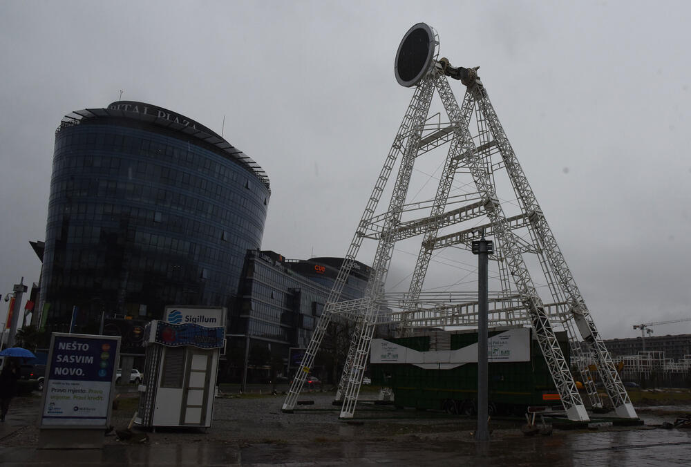 <p>U toku su radovi montiranja panoramskog točka na trgu Svetog Petra Cetinjskog u Podgorici. Točak će biti visok 40 metara, i kako su kazali iz Glavnog grada, biće jedan od najvećih u ovom dijelu Evrope. "Posjetioci će biti u prilici da iz zatvorenih kabina tokom vožnje koja će trajati oko 90 sekundi uživaju u pogledu na Podgoricu", saošteno je iz Glavnog grada. Panoramski točak će biti kapaciteta za 250 osoba. ​</p>