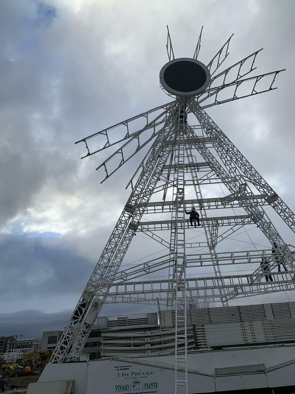 <p>U toku su radovi montiranja panoramskog točka na trgu Svetog Petra Cetinjskog u Podgorici. Točak će biti visok 40 metara, i kako su kazali iz Glavnog grada, biće jedan od najvećih u ovom dijelu Evrope. "Posjetioci će biti u prilici da iz zatvorenih kabina tokom vožnje koja će trajati oko 90 sekundi uživaju u pogledu na Podgoricu", saošteno je iz Glavnog grada. Panoramski točak će biti kapaciteta za 250 osoba. ​</p>