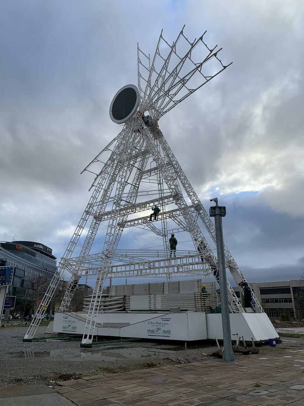 <p>U toku su radovi montiranja panoramskog točka na trgu Svetog Petra Cetinjskog u Podgorici. Točak će biti visok 40 metara, i kako su kazali iz Glavnog grada, biće jedan od najvećih u ovom dijelu Evrope. "Posjetioci će biti u prilici da iz zatvorenih kabina tokom vožnje koja će trajati oko 90 sekundi uživaju u pogledu na Podgoricu", saošteno je iz Glavnog grada. Panoramski točak će biti kapaciteta za 250 osoba. ​</p>
