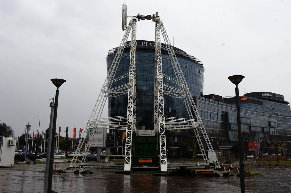 Postavljanje panoramskog točka, Foto: Luka Zeković