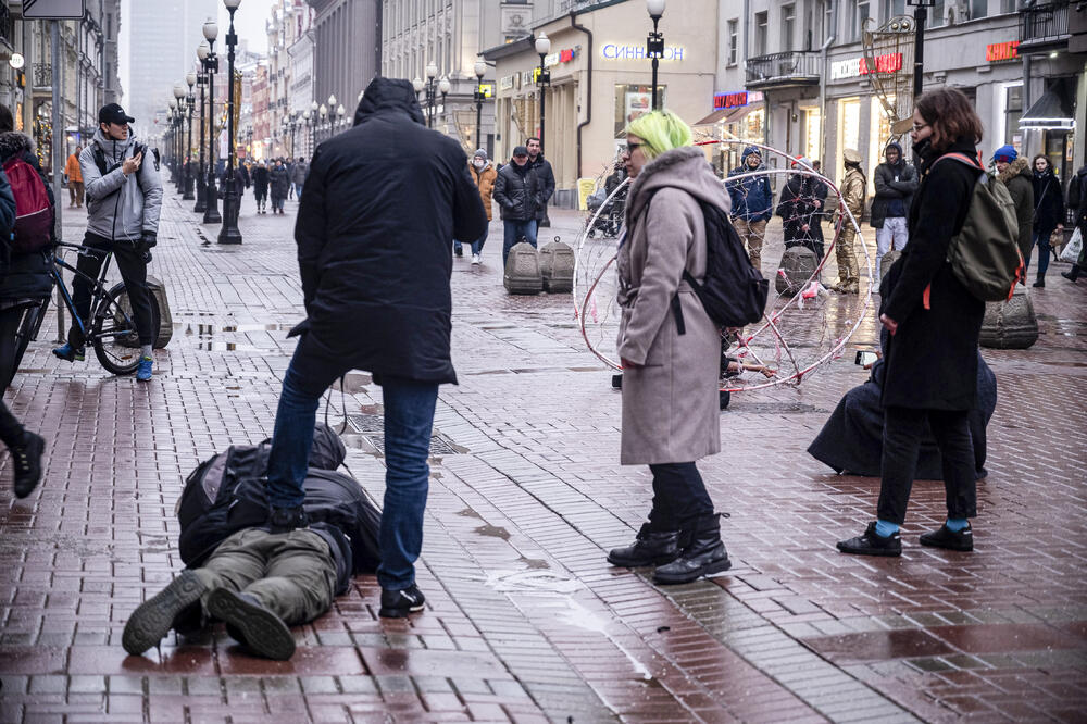 Policajac u civilu hapsi novinara, Foto: George Markov/AP, AP