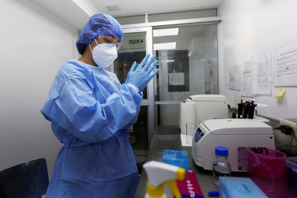 Laboratorijski tehničar prilikom testiranja u Meksiku, Guadalajara, Foto: Reuters