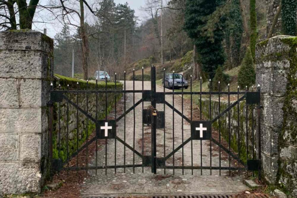 Sa kapije polomljen i uklonjen krst, Foto: Mitropolija crnogorsko-primorska