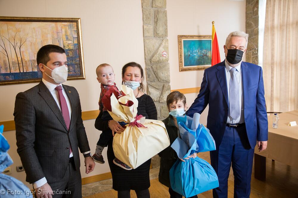 Bečić i Krivokapić sa članovima porodice Stevanović, Foto: Skupština Crne Gore