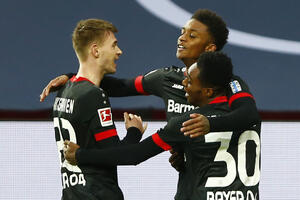 Novi kiks Dortmunda, Lajpcig i Bajer sigurni