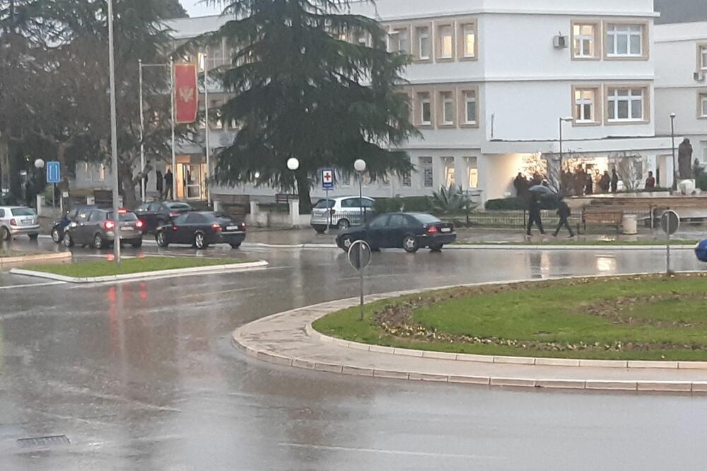 Danas ispred Doma zdravlja u Ulcinju, Foto: Privatna arhiva