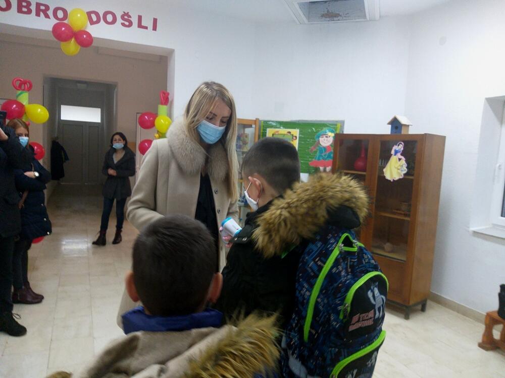 <p>Marina Mitrović je pozvala resornu ministarku Vesnu Bratić da posjeti njihovu školu jer, kako je kazala, niko iz Ministarstva ih nije obišao od kada je pomenuto područno odjeljenje otvoreno. Možda im, nadaju se roditelji, ministarka Bratić pomogne da riješe problem grijanja</p>