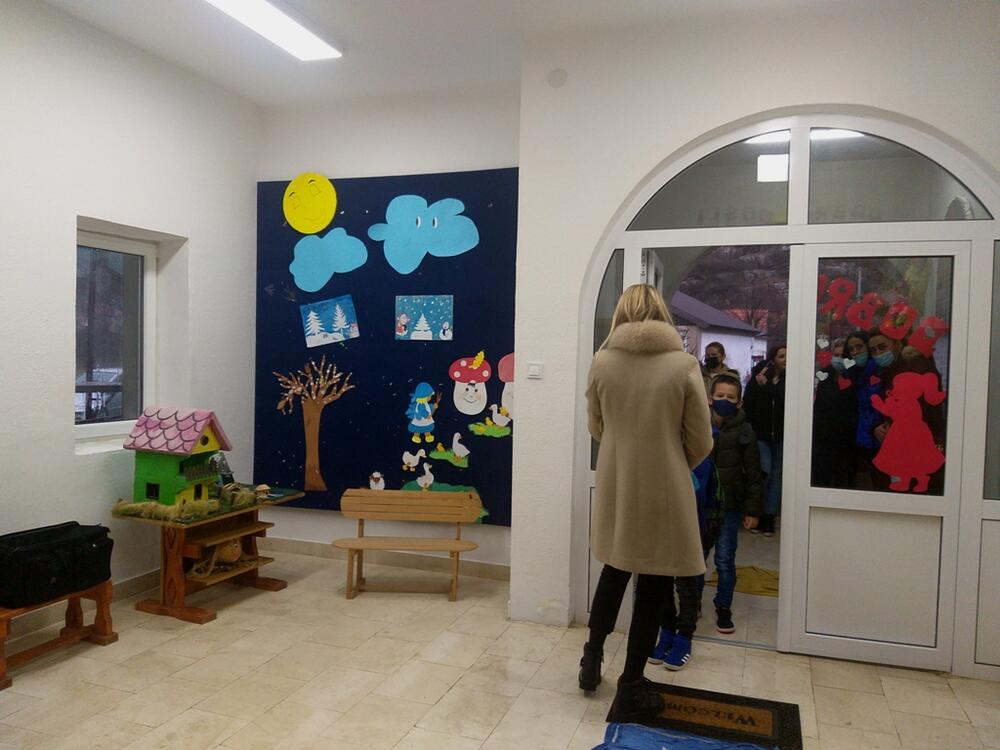 <p>Marina Mitrović je pozvala resornu ministarku Vesnu Bratić da posjeti njihovu školu jer, kako je kazala, niko iz Ministarstva ih nije obišao od kada je pomenuto područno odjeljenje otvoreno. Možda im, nadaju se roditelji, ministarka Bratić pomogne da riješe problem grijanja</p>