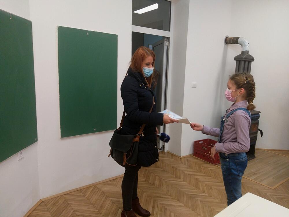 <p>Marina Mitrović je pozvala resornu ministarku Vesnu Bratić da posjeti njihovu školu jer, kako je kazala, niko iz Ministarstva ih nije obišao od kada je pomenuto područno odjeljenje otvoreno. Možda im, nadaju se roditelji, ministarka Bratić pomogne da riješe problem grijanja</p>