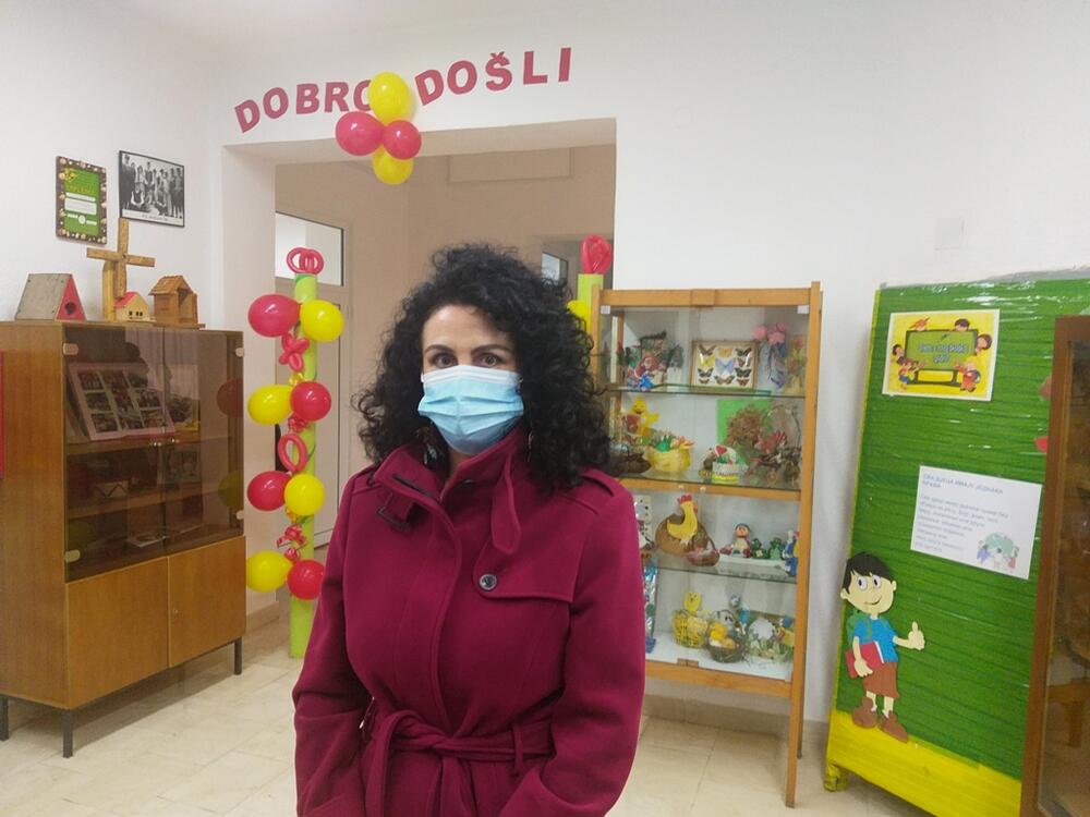 <p>Marina Mitrović je pozvala resornu ministarku Vesnu Bratić da posjeti njihovu školu jer, kako je kazala, niko iz Ministarstva ih nije obišao od kada je pomenuto područno odjeljenje otvoreno. Možda im, nadaju se roditelji, ministarka Bratić pomogne da riješe problem grijanja</p>