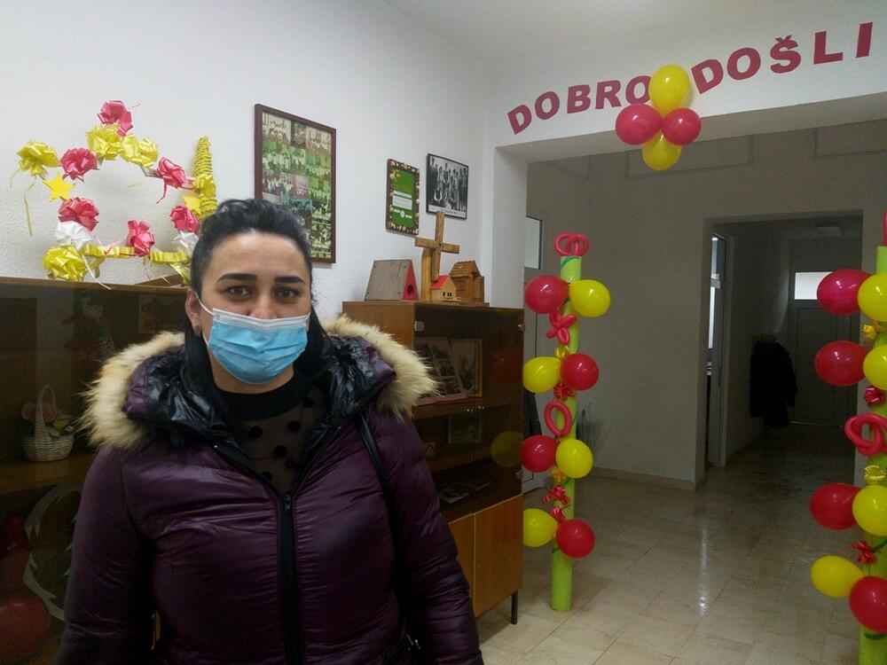 <p>Marina Mitrović je pozvala resornu ministarku Vesnu Bratić da posjeti njihovu školu jer, kako je kazala, niko iz Ministarstva ih nije obišao od kada je pomenuto područno odjeljenje otvoreno. Možda im, nadaju se roditelji, ministarka Bratić pomogne da riješe problem grijanja</p>