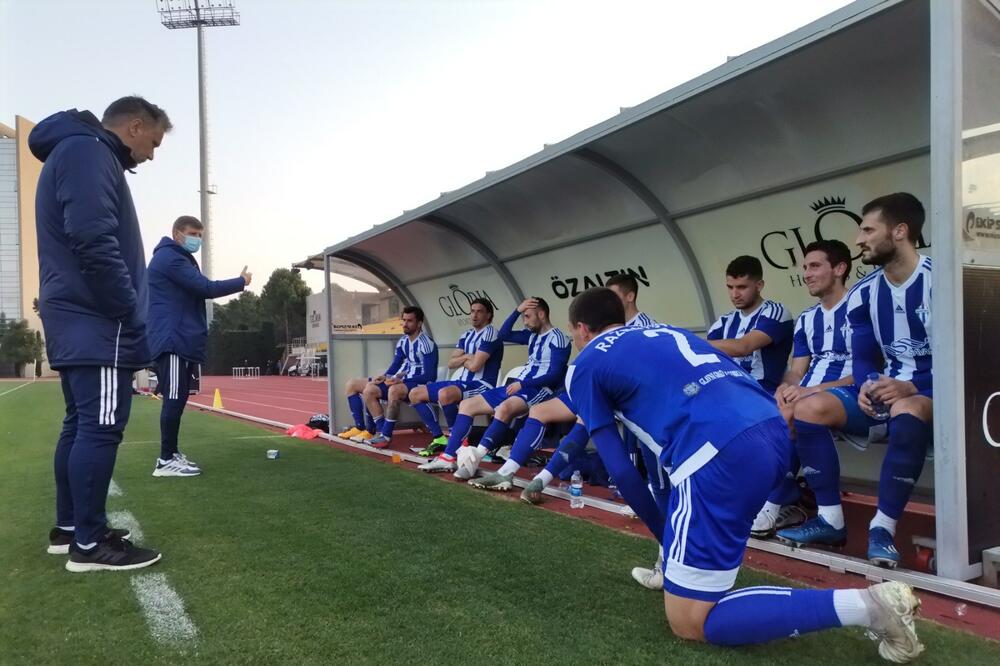 Milinković daje savjete igračima na današnjem meču protiv Kairata, Foto: FK Budućnost