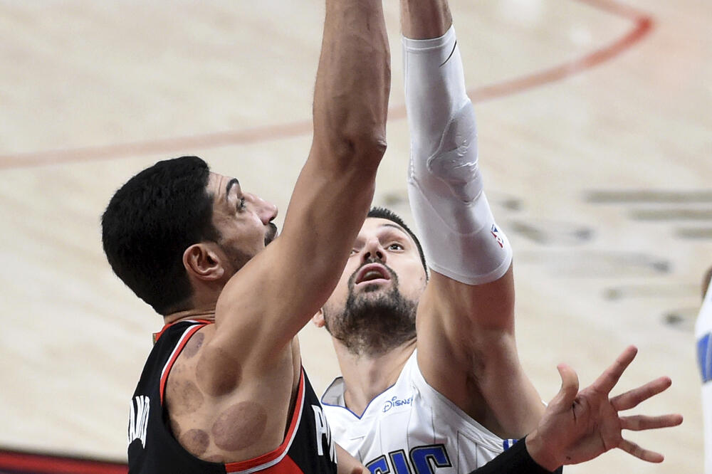 Vučević u duelu sa Kanterom, Foto: Beta/AP