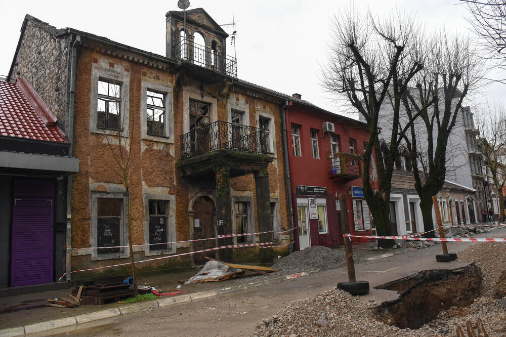 Neizvjesna sudbina: Ruinirana kuća u Bokeškoj ulici, Foto: Savo Prelević
