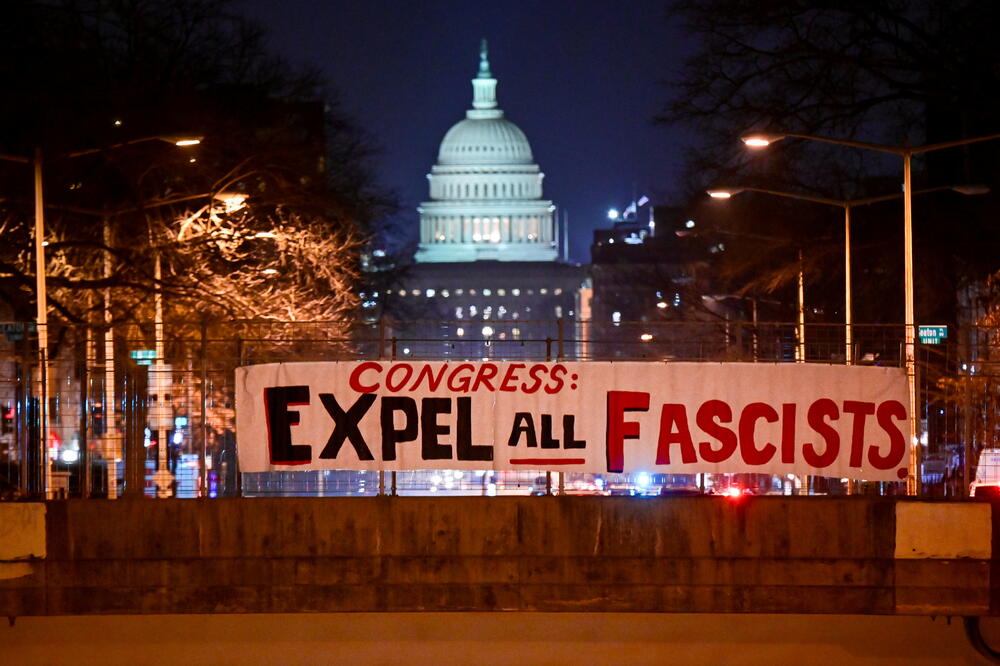 "Kongres: Protjerati sve fašiste": Transparent ispred Kapitol Hila u Vašingtonu, Foto: Reuters