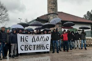 Građani ispred džamije u Nikšiću: Onaj ko je ovo napravio je...