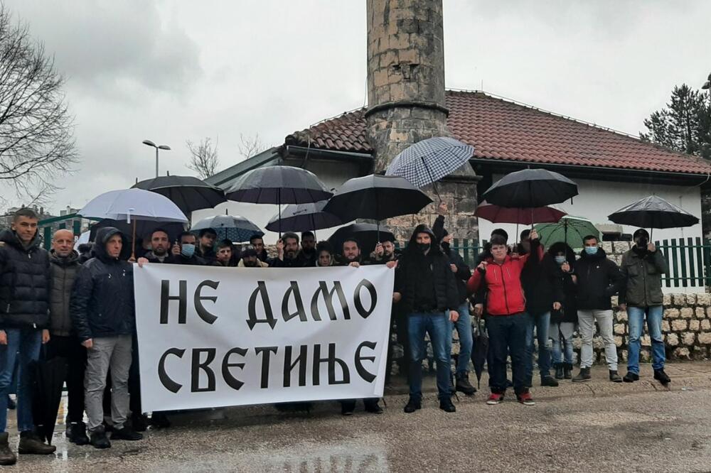 Pravoslavni vjernici ispred džamije, Foto: Svetlana Mandić