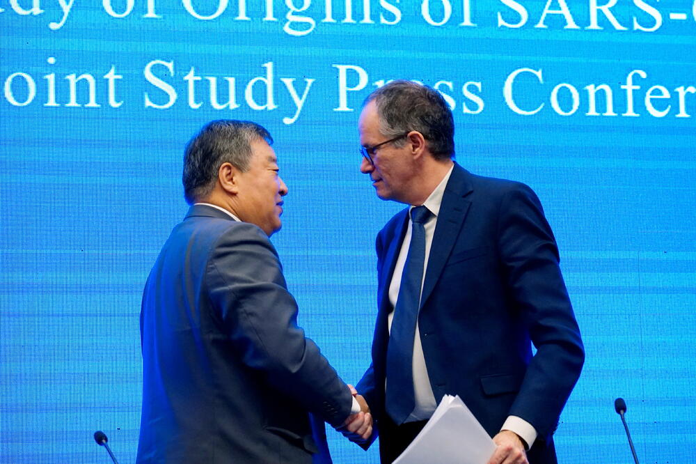 Piter Ben Embarek i Liang Vanian, šef kineskog ekspertskog tima na konferenciji u Vuhanu, Foto: Reuters