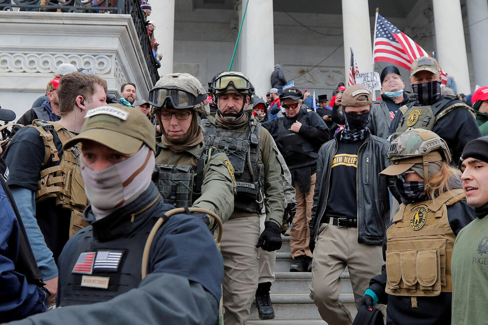 Članovi milicije 'Čuvari zakletve' među Trampovim pristalicama ispred Kapitola 