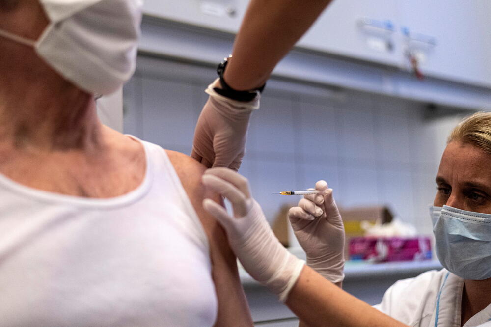 Mađarska od juče prva članica EU koja koristi rusku vakcinu, Foto: Reuters
