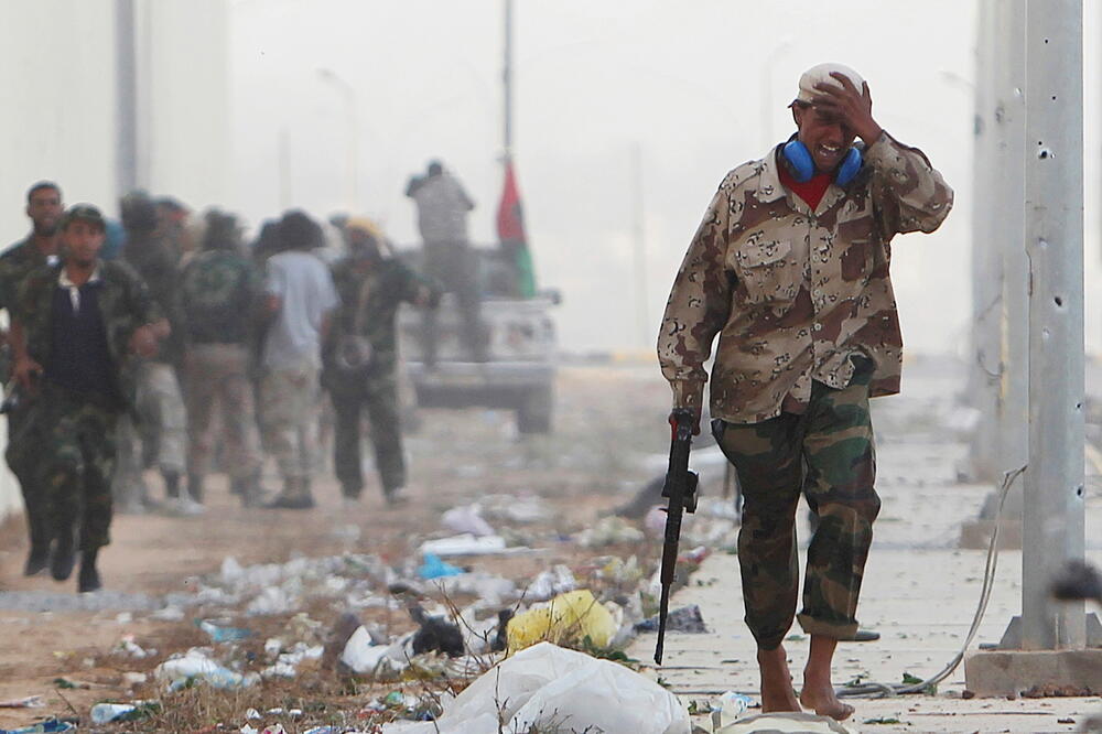Borac protiv Gadafija plače zbog ranjenog saborca: Sirt, 2011. godine, Foto: Reuters