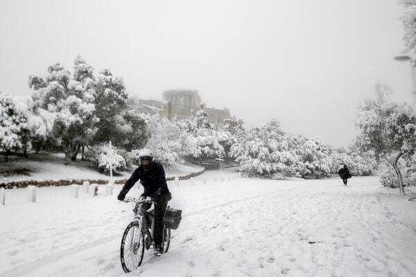 FOTO Snijeg pokrio Atinu: Odlaže se vakcinacija protiv koronavirusa