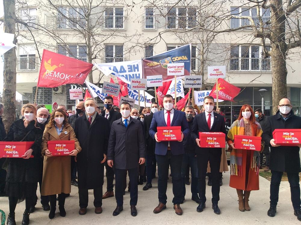 Sa predaje liste koalicije „Mir je naša nacija – zaokruži slobodu“