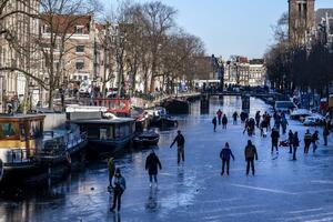 Evropa i zima: Holanđani i Njemci se klizaju na zaleđenim jezerima...