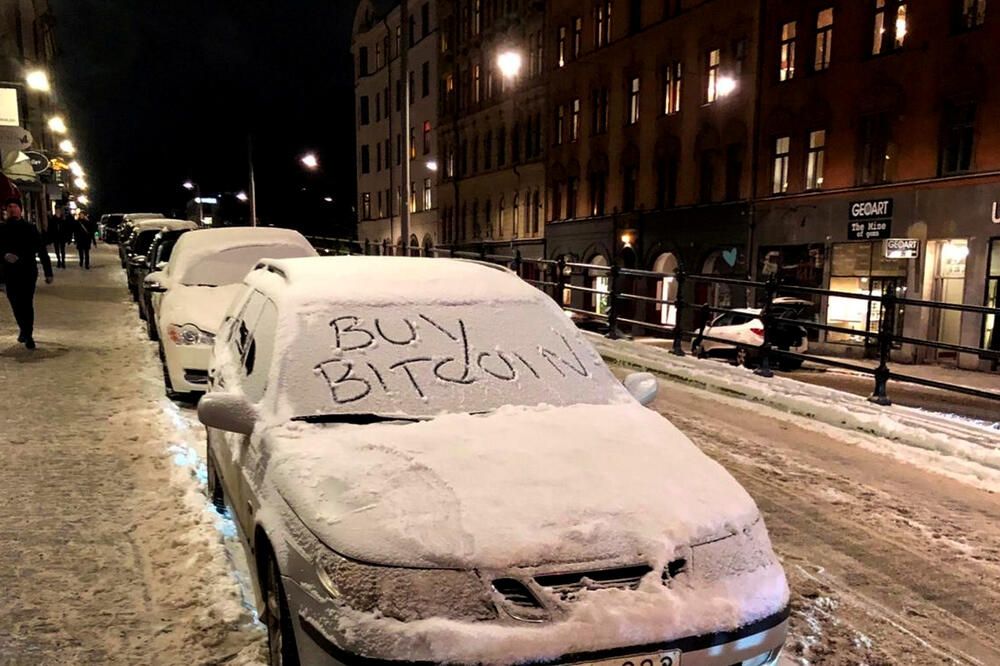 Natpis „Kupujte bitkoine” na automobilu u Stokholmu, Foto: Reuters