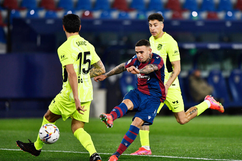 Rođer Marti šutira pored Stefana Savića, Foto: REUTERS