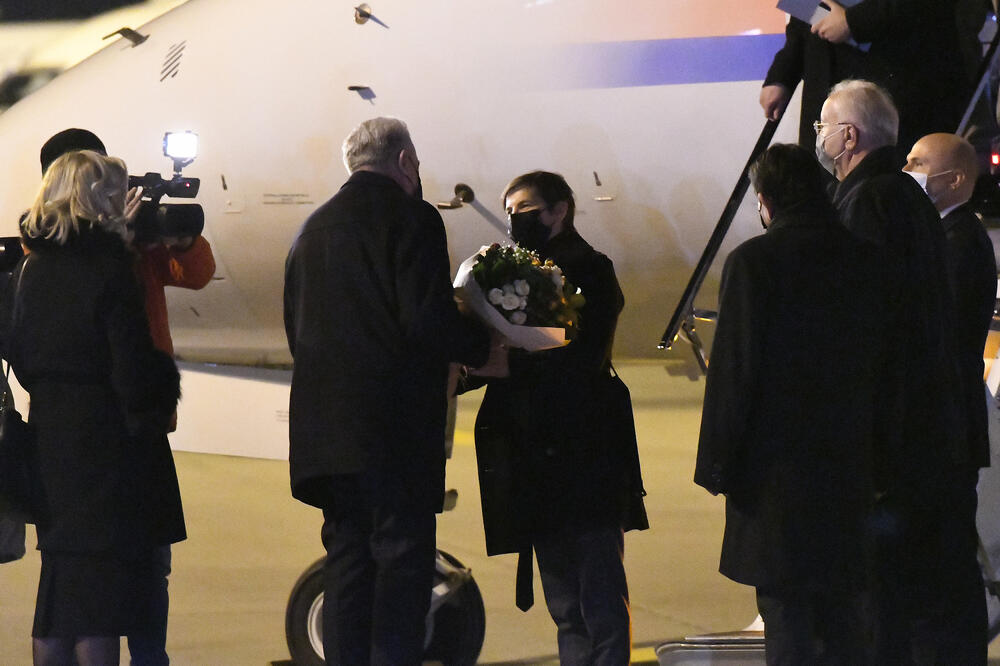 Krivokapić and Brnabić at the Podgorica airport, Photo: Vijesti/Savo Prelević