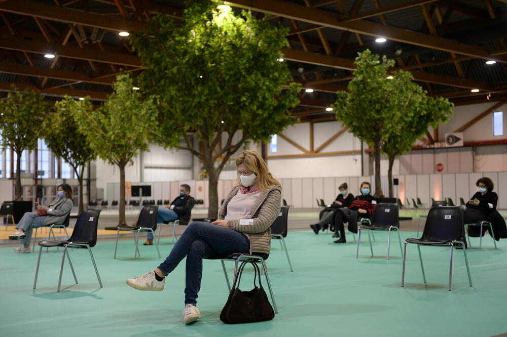 Medicinski radnici nakon što su primili vakcinu AstraZeneke u Briselu, Foto: REUTERS