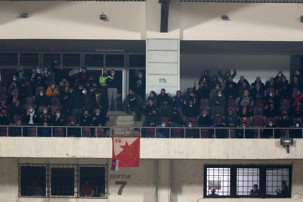Navijači u loži beogradskog stadiona, Foto: BETAPHOTO/BRANISLAV BOZIC