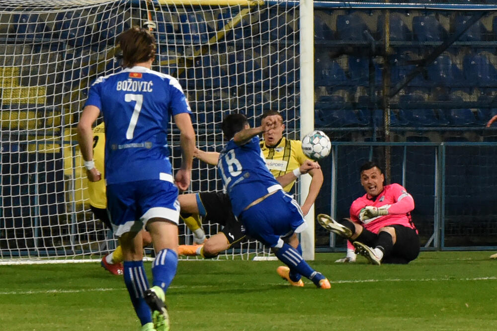 Grbić pogađa prečku gola Sutjeske, Foto: Luka Zeković