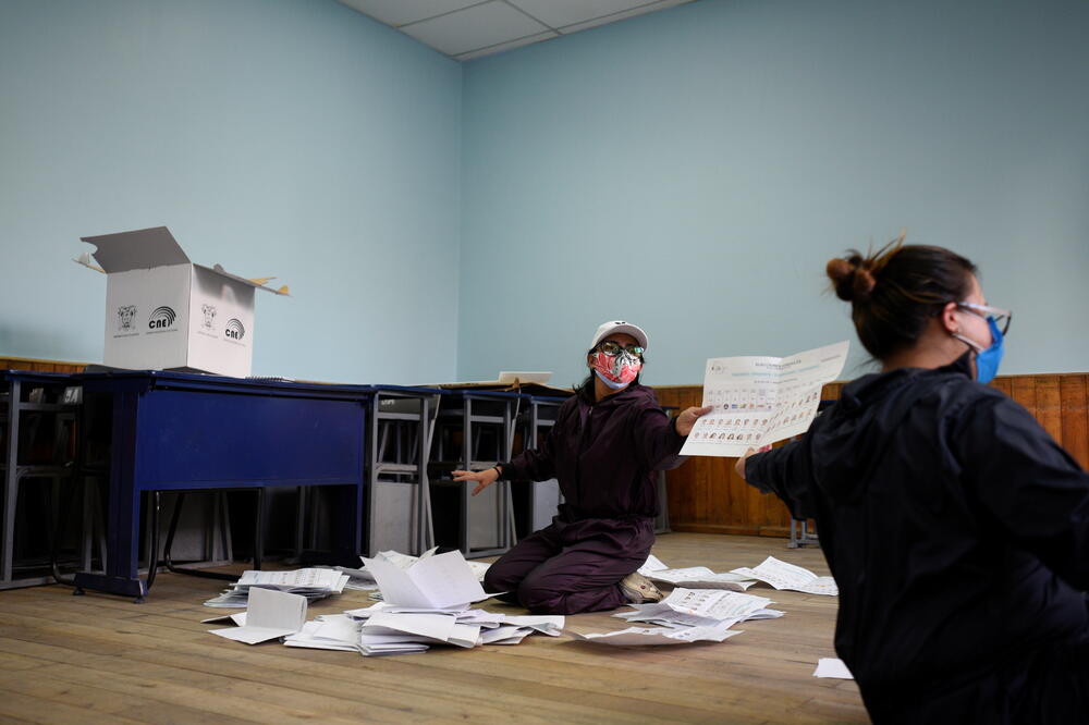 Brojanje glasova na jednom glasačkom mjestu, Foto: Reuters
