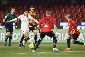 Roma nemoćna i sa igračem više, Beneventa spasao VAR