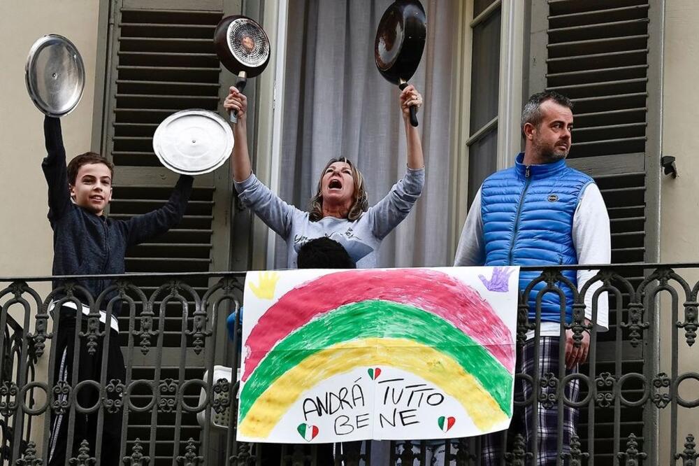 Italijani su tokom karantina na proljeće sa prozora upućivali optimistične poruke, Foto: Bbc.co.uk