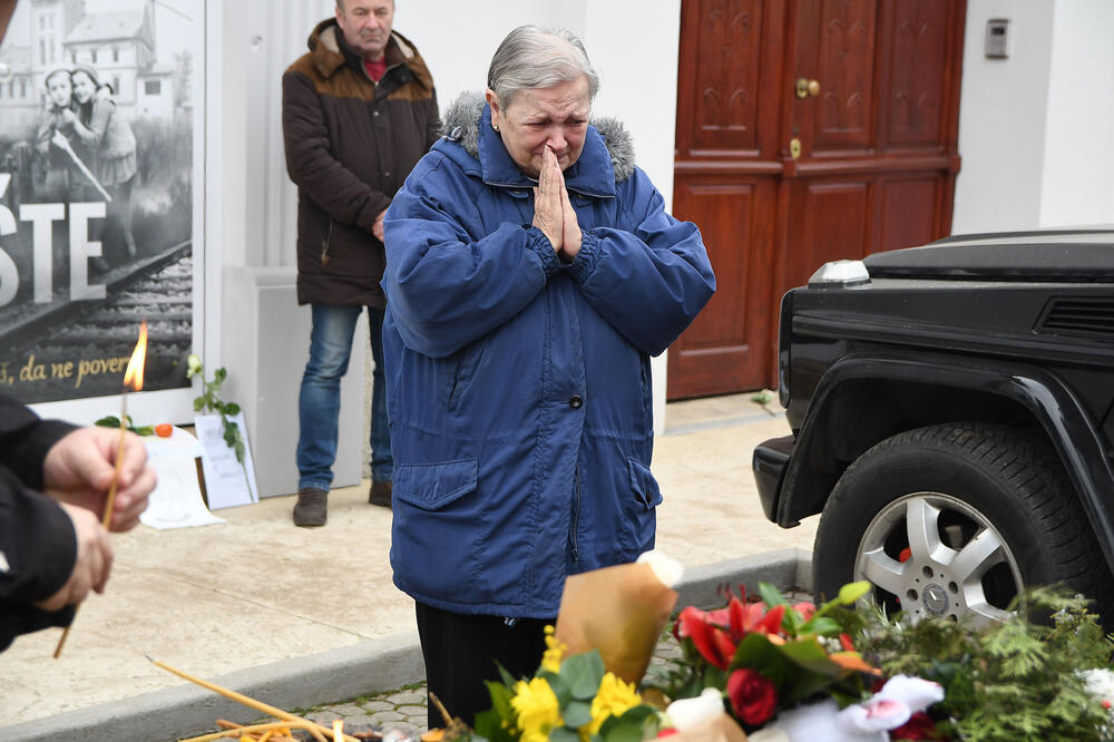 Građani donose cvijeće i pale svijeće ispred kuće porodice Balašević, Foto: Betaphoto