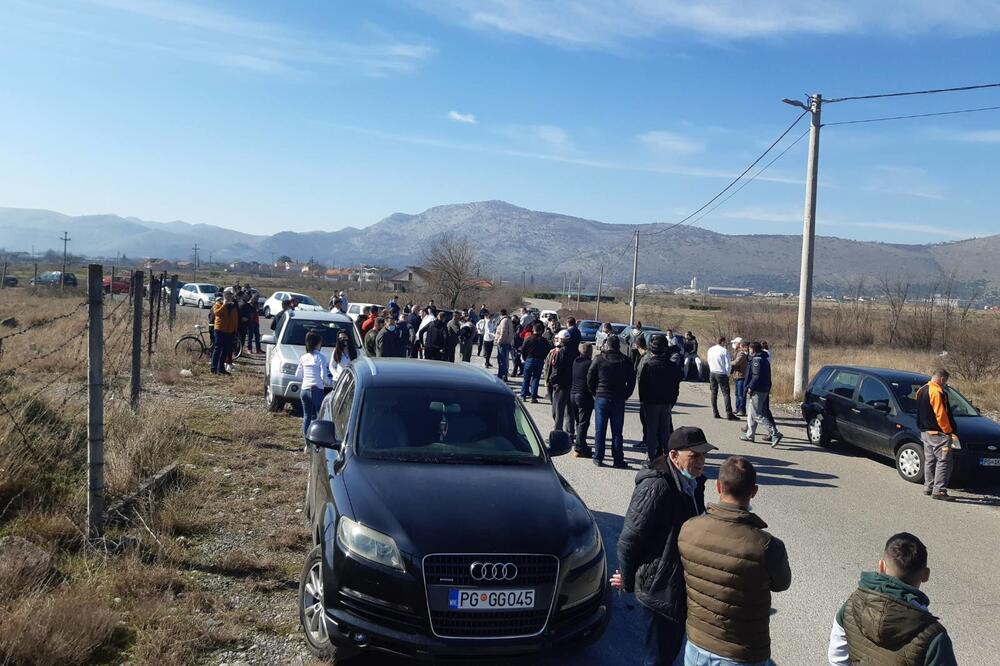 Jučerašnja protestna šetnja u Botunu, Foto: Tina Popović