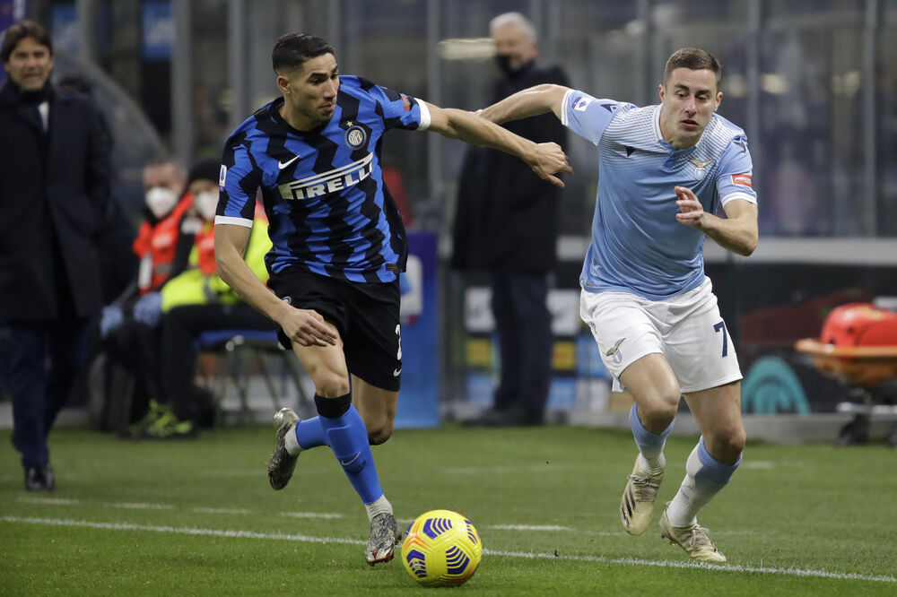 Marušić u duelu sa Hakimijem iz Intera, Foto: AP