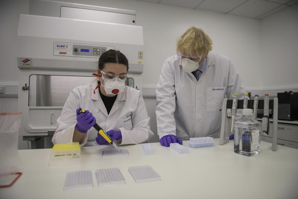 Boris Džonson u posjeti laboratoriji u Škotskoj gdje će se proizvoditi vakcine protiv kovida-19, Foto: AP/Beta