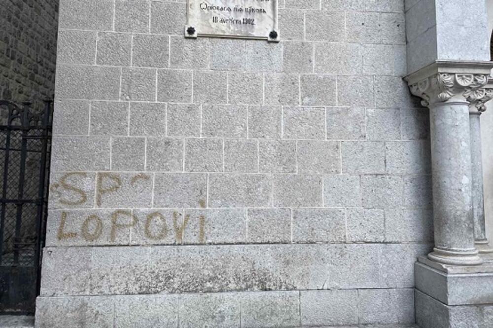 Uvredljivi grafiti na crkvi, Foto: Crkvena opština Kotor
